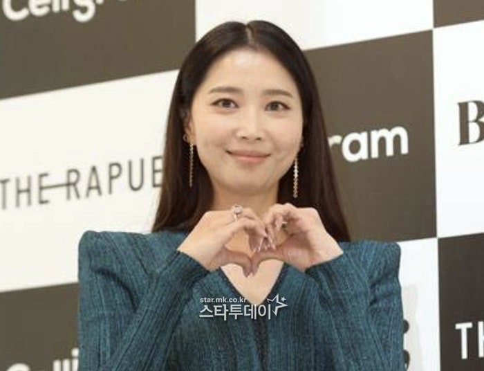 <b>오윤아</b>, 이혼 11년만 <b>재혼</b>…“발달장애 아들, 잘 받아줘”