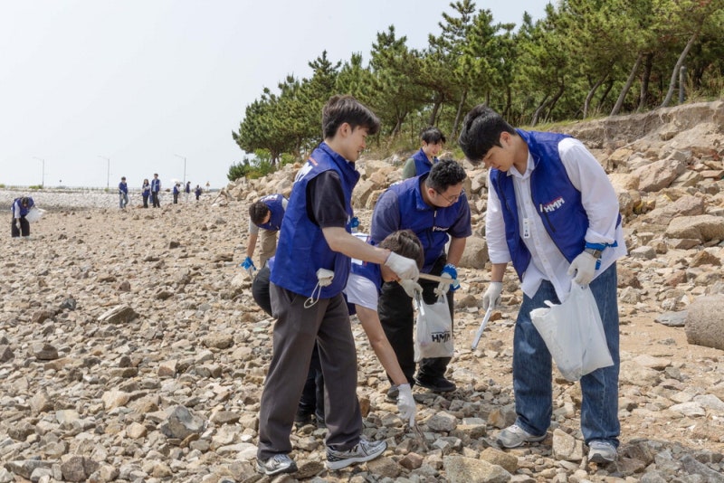 HMM 신입사원들, 영종도 해변 정화 봉사
