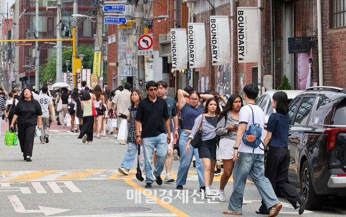 평일 오후에도 관광객들이 가득한 서울 성동구 성수동 연무장길 사이로 꼬마빌딩이 줄지어 서 있다. [한주형기자]