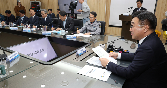  윤호중 행정안전부 장관(오른쪽)이 지난 4월 서울 서대문구 경찰청 국가수사본부에서 열린 허위정보 유포 등 대응 TF 회의에 참석해 발언하고 있다. [연합뉴스]