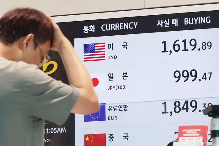  달러 강세에 고환율이 계속되는 가운데 2일 인천국제공항 제2여객터미널 출국장에 자리한 은행 환전창구에 달러당 원화값이 1600원대로 표시돼있다.[사진 = 연합뉴스]