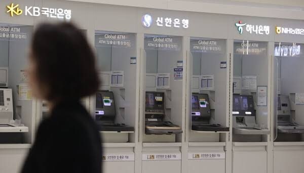 “증시 때문에 머리가 다 빠지네요”…결국 은행으로 다시 돈 몰린다