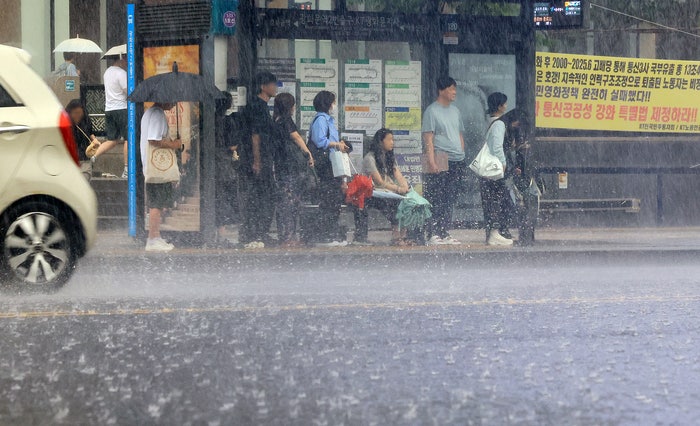“내일 출근길, 우산으로 안되겠네”…중부지방 최대 150mm 물폭탄 예고