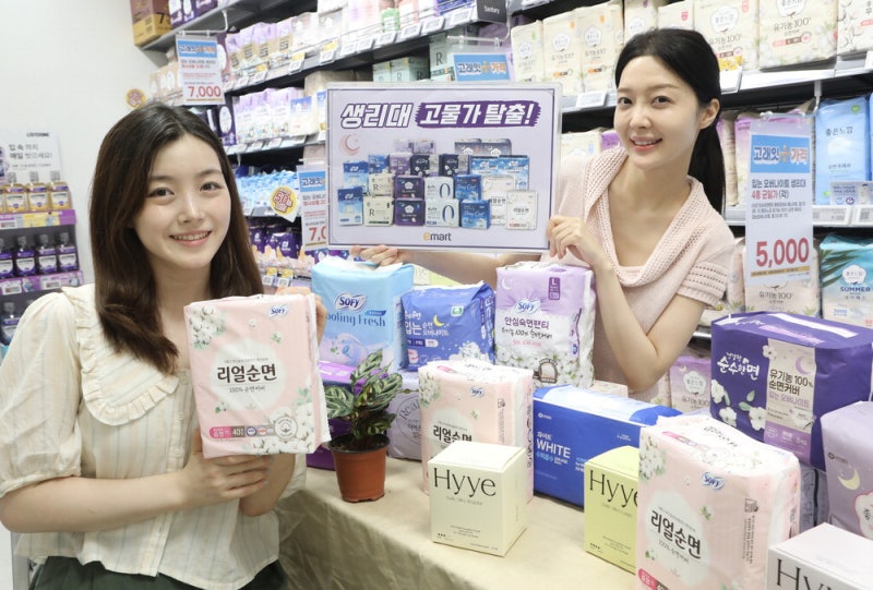 "순면 생리대가 한 장에 99원" … 이마트, 생필품가격 확 낮췄네