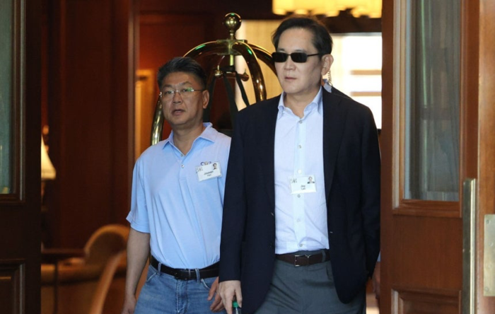 이재용 삼성전자 회장(오른쪽)과 한진만 삼성전자 디바이스솔루션(DS) 부문 파운드리사업부장(사장)이 7일(현지시간) 미국 아이다호주 선밸리에서 열린 앨런&컴퍼니 선밸리 콘퍼런스에 참석하고 있다. [AFP 연합뉴스]