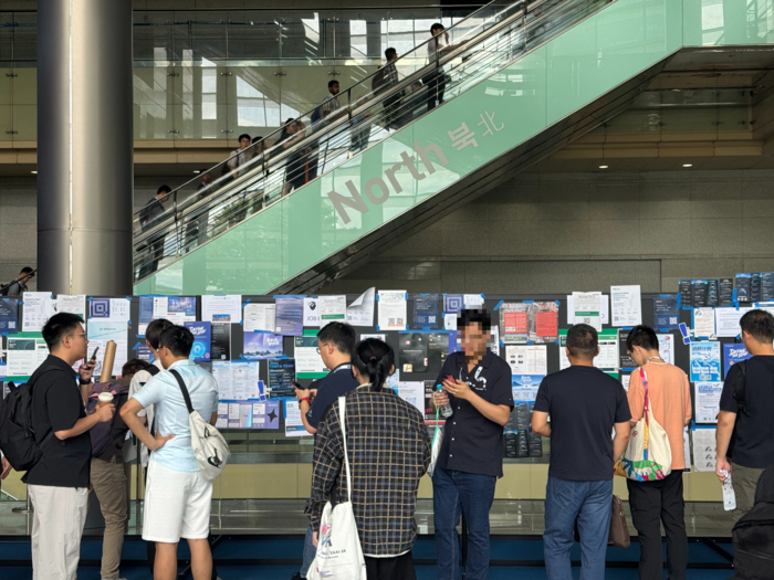 서울 강남구 코엑스에서 열리고 있는‘국제머신러닝학회(ICML) 2026’현장에 비치된 잡 포스팅 공간.기업과 기관들의 채용 공고가 빼곡히 차있다.[정호준 기자]