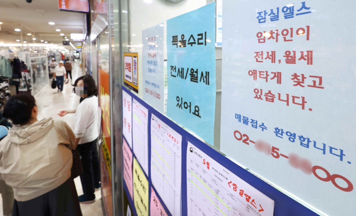 최근 아파트 전세 매물 품귀로 전셋값이 치솟는 가운데, 서울시내 한 부동산중개업소에 임차인이 애타게 매물을 구하고 있다는 안내문이 부착돼 있다. [한주형 기자]