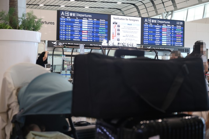  강풍특보가 내려진 12일 제주국제공항에서 항공편 운항에 차질이 빚어지면서 관광객 등 이용객들이 대기하고 있다.[연합뉴스]
