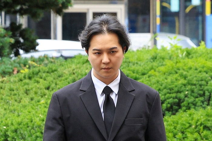 ‘부실복무 인정’ <b>송민호</b>, 관리자 재판 증인 출석…“죄송합니다” 짧...
