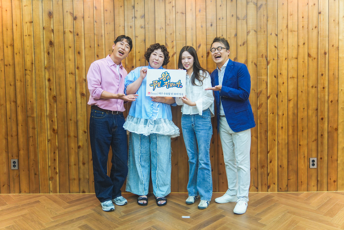 “왕의 밥상은 정치”…음식으로 깊이 더한 ‘<b>왕은 무얼 자셨는가</b>’[현...