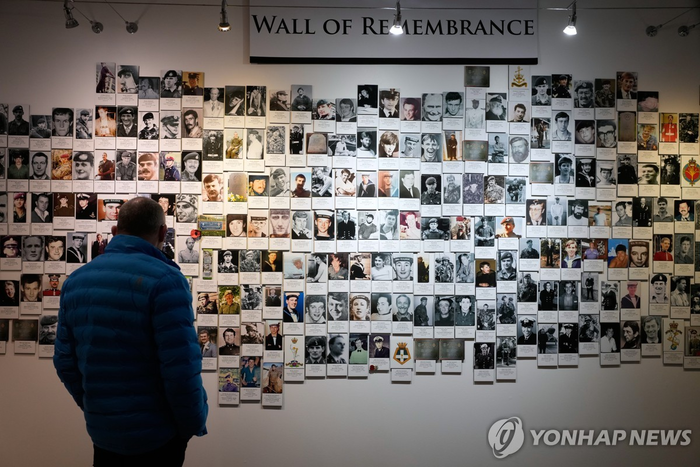  포클랜드 제도 박물관의 포클랜드 전쟁 전몰자 사진 [AP 연합뉴스]