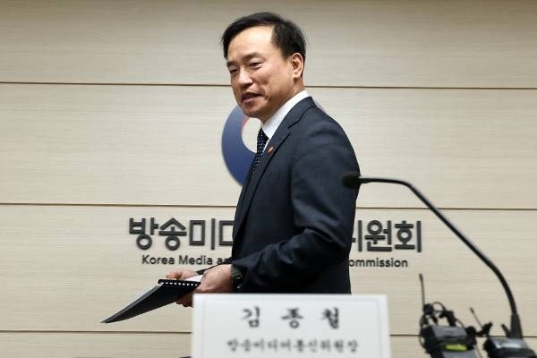 <b>방미통위</b>, ‘李 대통령 캠프 출신’ 방문진 <b>이사</b> 후보 <b>임명</b> 보류