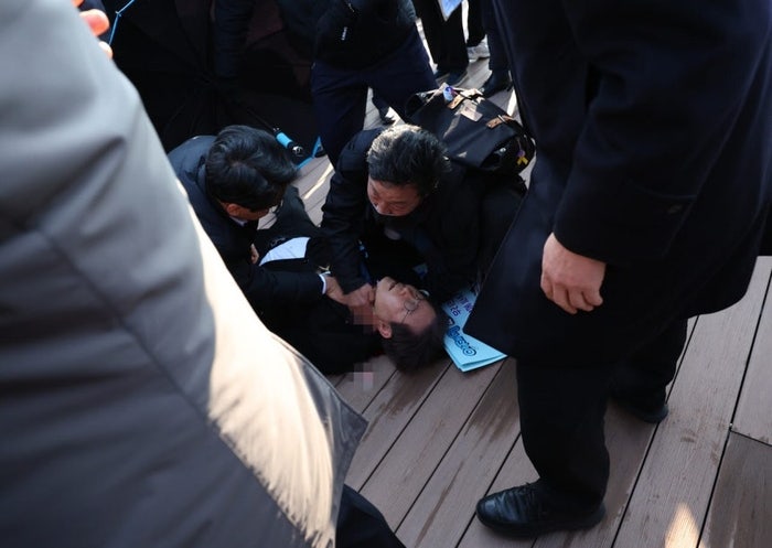 [속보] 경찰 “이 대통령 <b>가덕도 테러</b>, 배후세력 증거 확인 안돼”
