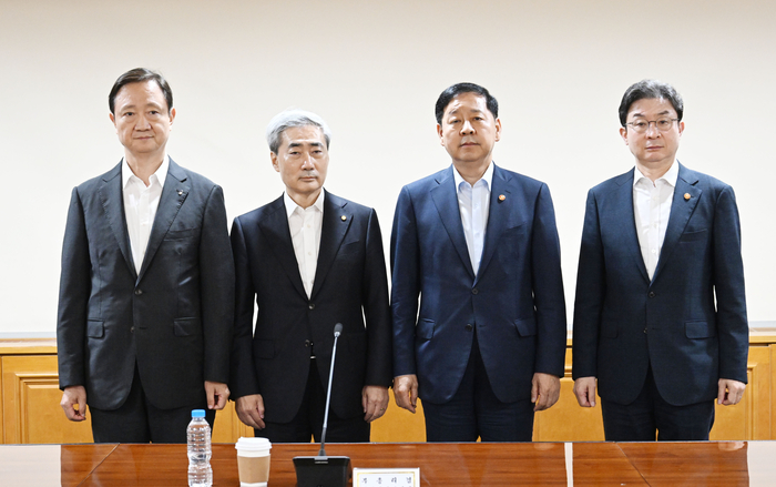  구윤철 부총리 겸 재정경제부 장관이 16일 서울 중구 은행연합회에서 열린 시장상황점검회의에서 기념촬영을 하고 있다. 왼쪽부터 이찬진 금융감독원장, 신현송 한국은행 총재, 구윤철 부총리, 이억원 금융위원장. 이날 회