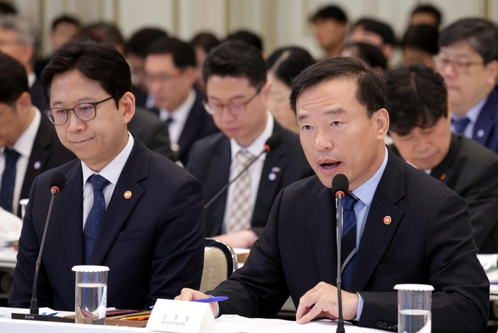  김종철 방송미디어통신위원장이 16일 청와대 영빈관에서 열린 ‘삶으로 체감하는 대체불가 대한민국-국민과 함께하는 두 번째 업무보고’에서 업무보고를 하고 있다. [뉴시스]