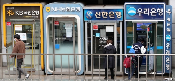 “코스피 20% 빠져도 우린 올랐습니다”…기준금리 인상에 은행주 ‘들썩’