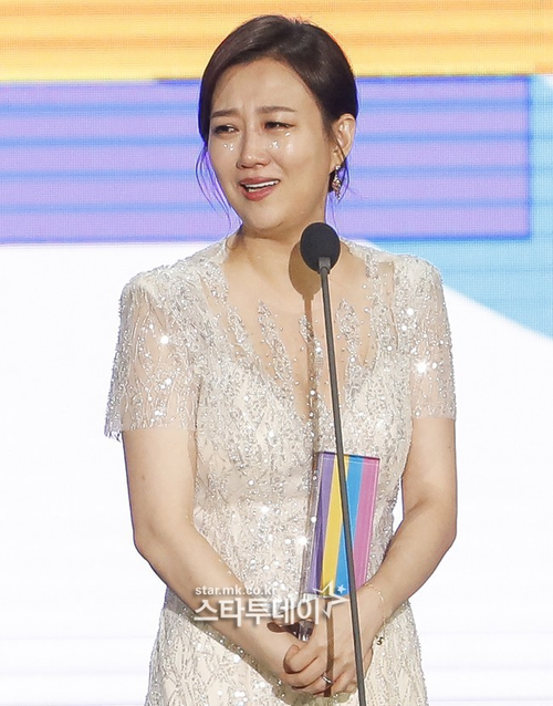 가수 <b>장윤정 모친</b>, ‘수천만원대 투자 사기’ 혐의로 <b>구속송치</b>