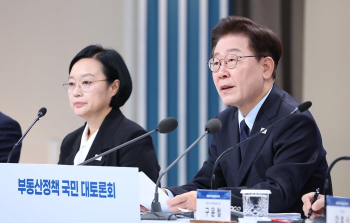 [속보] <b>이 대통령</b> “일본 <b>잃어버린 30년</b>…우리도 그 정점으로 가는지 우...