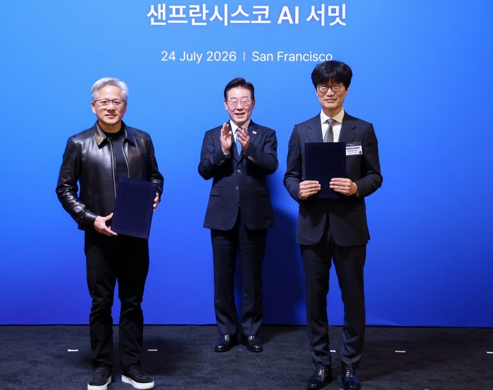 이해진 네이버 이사회 의장과 젠슨 황 엔비디아 최고경영자가 24일(현지시간) 이재명 대통령이 임석한 가운데 미국 샌프란시스코 더 미드웨이에서 열린 AI 서밋에서 글로벌 AI 팩토리 구축을 위해 지분 투자 유치에 관