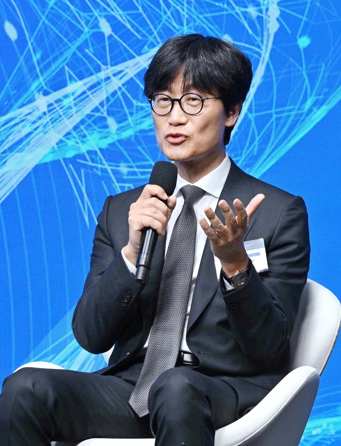 이해진 네이버 이사회 의장이 24일(현지시간) 미국 샌프란시스코 더 미드웨이에서 이재명 대통령이 참석한 ‘샌프란시스코 AI 서밋’에서 발언하고 있다. <연합뉴스>