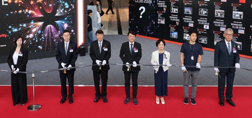 지난 24일 서울 코엑스 그랜드볼룸에서 열린 '코드게이트 2026' 공식 행사에 앞서 주요 귀빈들이 테이프 커팅을 하고 있다. 왼쪽부터 김연수 한컴 대표, 장승준 매경미디어 부회장, 김상철 한컴그룹 회장, 최우혁 과