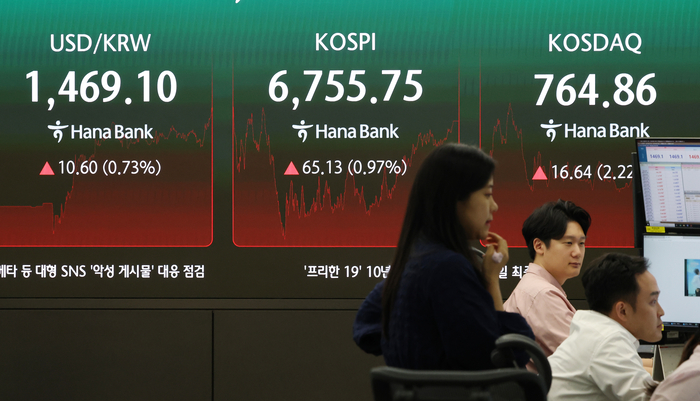  27일 서울 중구 하나은행 딜링룸 현황판에 코스피 등이 표시되고 있다.[연합뉴스]