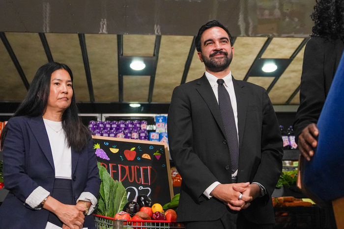  27일(현지시간) 조란 맘다니 뉴욕시장이 뉴욕 브루클린에서 식료품점들을 위한 도시전역 할인 계획발표 행사에 참석해 있다.[AP = 연합뉴스]