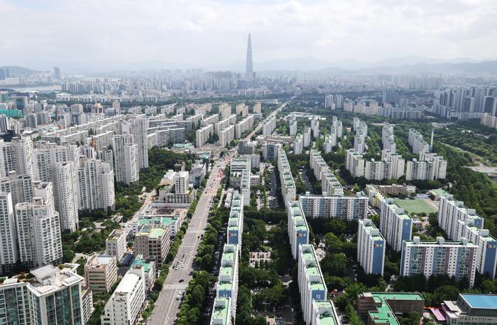  재건축을 앞두고 있는 아파트 단지를 포함한 강남 일대 전경. [연합뉴스]