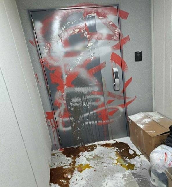 현관문에 빨간색 페인트칠, 비방전단 살포도…전국 곳곳서 10차례 <b>보복</b>...