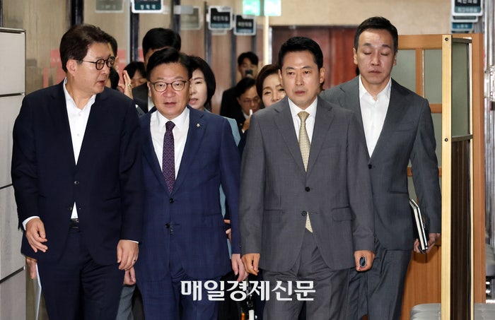 <b>최고위</b> 입장하는 <b>장동혁</b> 대표