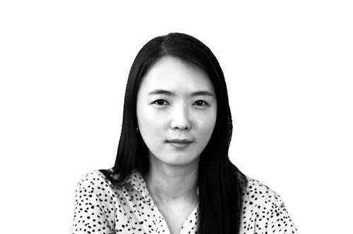 [세상사는 이야기] 어둠을 품은 채 빛나고 있었다