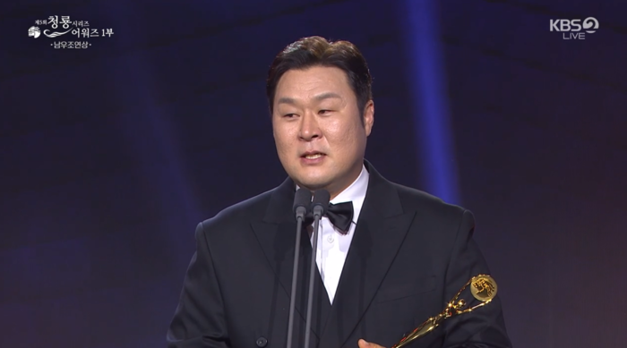 <b>윤경호</b>, <b>남우조연상</b> 수상 “말 많아서 감사 인사 끝 없어” [청룡시리즈...