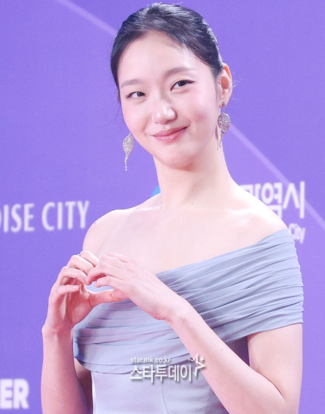 <b>김고은</b>, 제5회 청룡시리즈어워즈 <b>대상</b>…‘취사병 전설이 되다’ 3관왕 ...