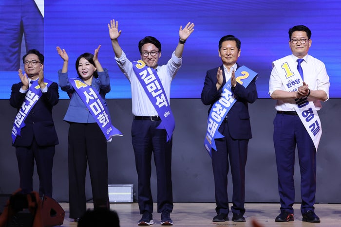 [속보] 김민석, <b>정청래</b> ‘<b>고향</b>’ 충청서 깜짝 선두…민주 전대 첫 경선...