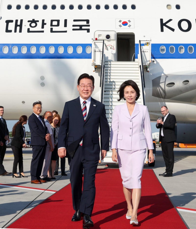 귀국 직후 회의 여는 李…부동산·주식 시장 점검