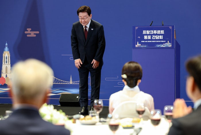 李<b>대통령</b> “<b>귀국길</b> 급유해야했는데 프랑크푸르트로 낙점”…웃음 터진...