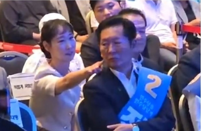 정청래 ‘볼콕’한 <b>이지은</b>…“남녀관계 의혹? 고소한다” 강경 대응 예...