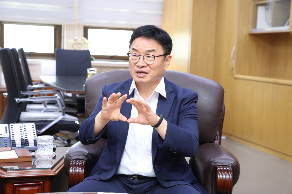 권순기 경남교육감이 매일경제와 인터뷰하면서 교육 정책에 대해 설명하고 있다. 경남교육청