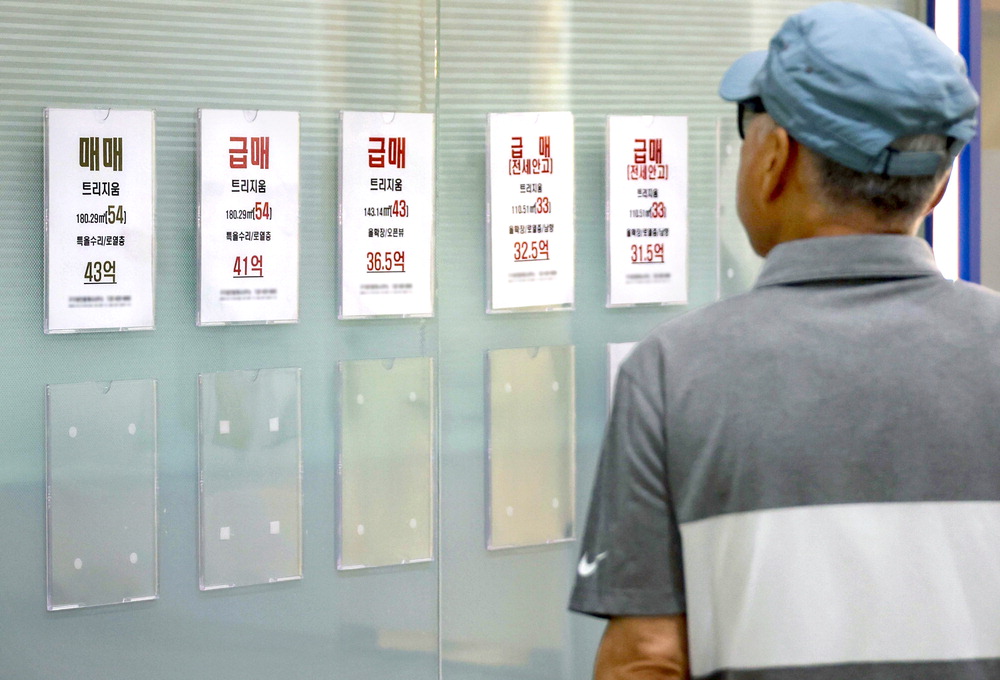 5일 서울 송파구 한 상가 부동산에 아파트 전세 매물이 사라지고 매매 관련 안내문만 빼곡히 붙어 있다. 한주형 기자