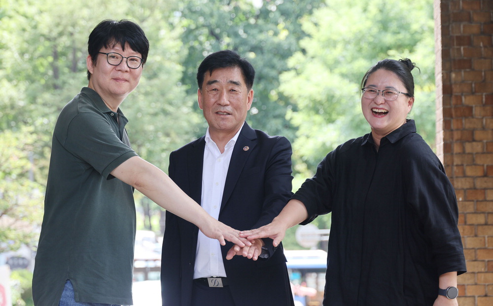 연극 '모스크바의 바다' 관계자들이 지난달 30일 서울 예술가의집에서 포즈를 취하고 있다. 왼쪽부터 송갑석 연출, 박현순 한국연극협회 이사장, 천은영 극단 늘품 대표. 이승환 기자
