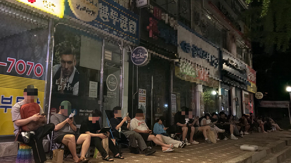 지난 1일 오전 3시께 소아과가 있는 서울 노원구 한 상가 앞에서 사람들이 영유아 건강검진 예약을 위해 대기하고 있다. 문소정 기자