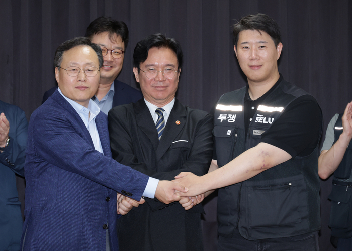 지난 5월20일 경기 수원시 장안구 경기고용노동청에서 열린 삼성전자 임금 협상을 마친 후 (왼쪽) 여명구 삼성전자 디바이스솔루션(DS) 피플팀장과 최승호 삼성그룹 초기업노동조합 삼성전자지부(초기업노조) 위원장이 김