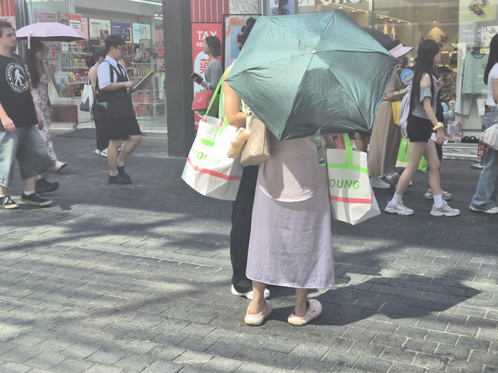  6일 서울 명동 거리에서 CJ올리브영의 타포린백을 들고 걷는 외국인 관광객의 모습.[방영덕 기자]