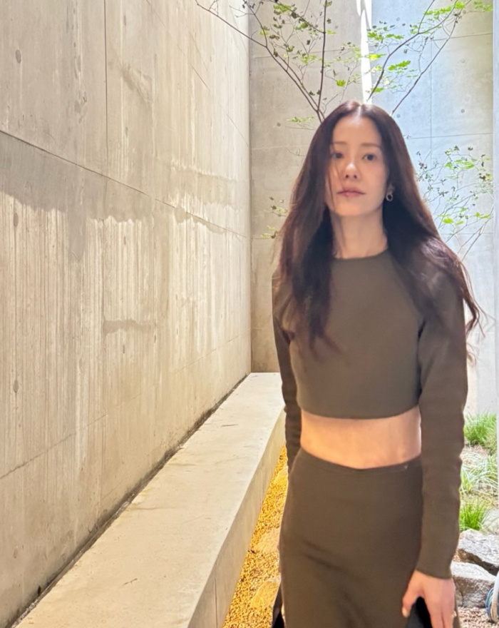 고현정, 크롭톱 착장으로 드러낸 군살 없는 허리 라인
