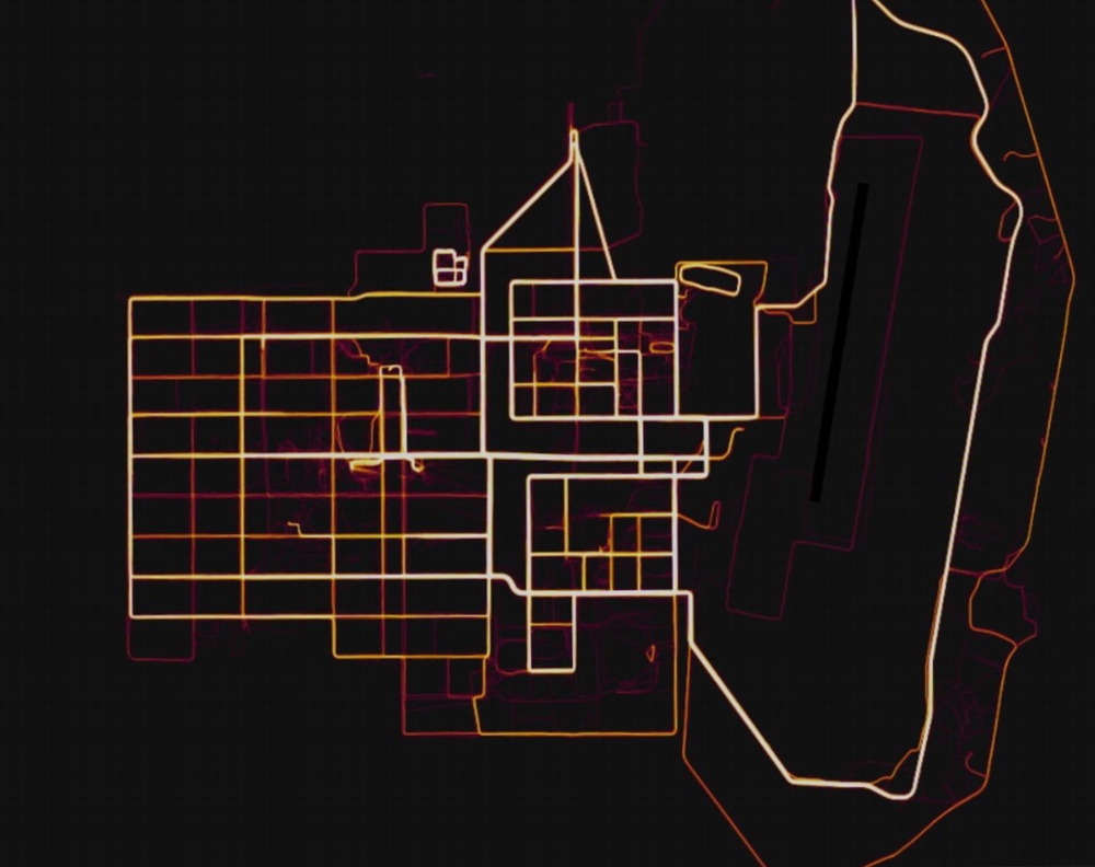 스트라바 히트맵(Strava Heatmap)에 2018년 공개된 아프가니스탄 헬만드(Helmand)주 미군기지 모습. 스트라바 앱을 사용하면서 기지 내에서 조깅한 인원들의 경로가 그대로 남아 위치와 도로 구조 등 부