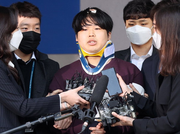 2020년 여성을 협박해 성 착취 불법 촬영물을 제작하고 유포한 텔레그램 ‘박사방’ 운영자 조주빈이 서울 종로경찰서에서 검찰로 송치되고 있다. [연합뉴스]