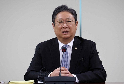 '버스하우스' 논란 커지자 <b>황희</b> "청년에 깊이 사과"