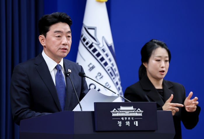 [속보] 청와대 “<b>충청권</b> 246조원·영남권 107조원 <b>투자</b> 프로젝트 금년 착...