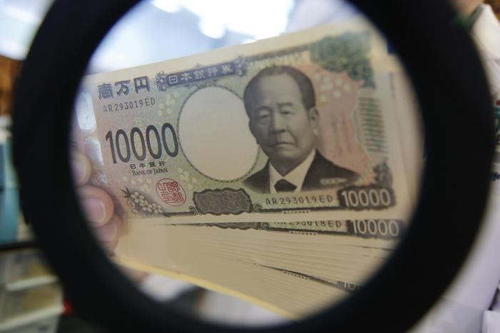  원엔 환율이 800원대로 내려가며 지난달 엔화 환전 규모가 19개월 만에 최대치를 기록했다. 지난달 29일 서울 중구 하나은행 위변조대응센터에서 직원이 엔화를 들어보이고 있다. [연합뉴스]