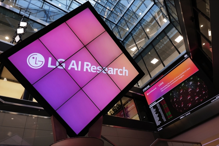  LG AI연구원과 LSEG는 지난해 9월 영국 런던증권거래소에서 엑사원 비즈니스 인텔리전스 상용화 서비스를 알리는 행사를 진행했다.[사진=LG]